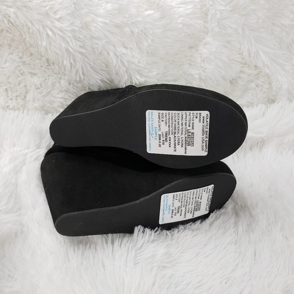 Very Volatile Vintage Y2K Rockabilly Poka Dot Black Wedges - Picture 4 of 8